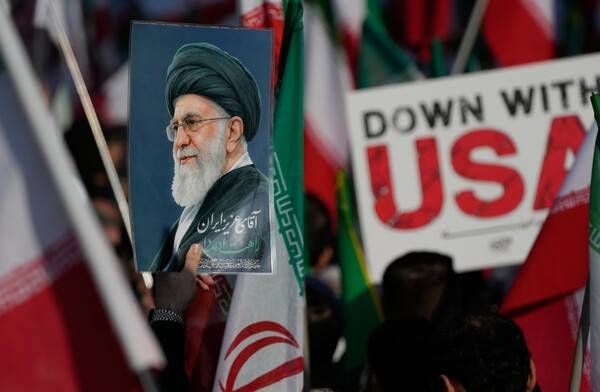 1일 이란 테헤란에서 진행된 이란 혁명수비대((IRGC) 해군 사령관 알리레자 탕그시리 등의 장례 행렬 속에&nbsp; 최고지도자 고 알리 하메네이의 포스터와 반미 구호가 적힌 팻말이 등장했다. 2026. 04. 01 [AP=연합뉴스]&nbsp;