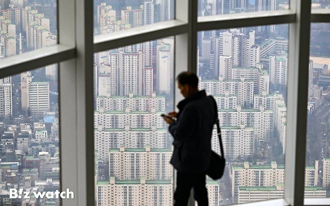 정부가 최근 다주택자 양도소득세 중과 유예 조치 종료를 확정하면서 서울 강남 3구(서초·강남·송파구)를 포함한 서울 동남권의 매물 증가세가 두드러지고 있다. 사진은 10일 롯데타워에서 바라본 송파구의 아파트 단지 모습./사진=이명근 기자 qwe123@