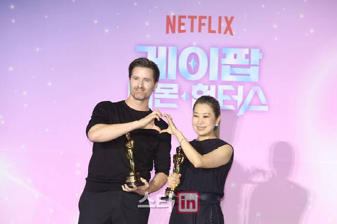 매기 강 감독(오른쪽)과 크리스 애플한스 감독이 1일 서울 용산구 CGV용산아이파크몰에서 열린 넷플릭스 ‘케이팝 데몬 헌터스’ 아카데미 수상 기념 기자간담회에 참석해 기념촬영을 하고 있다.(사진=이영훈 기자)