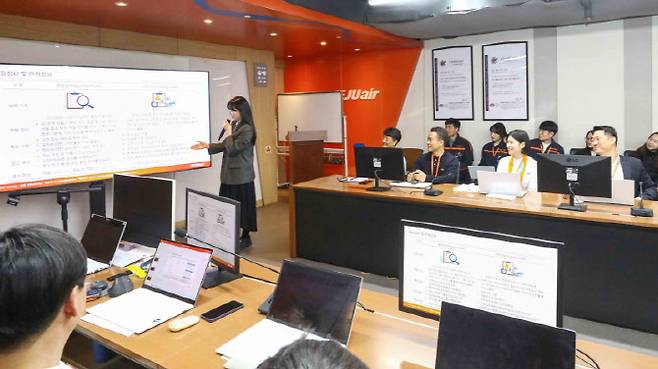 지난달 31일 서울시 강서구 제주항공 서울지사에서 개최된 2026년 전사 품질보증 워크숍에서 제주항공 운항·정비·객실 등의 품질심사자 및 실무담당자가 주요 개선 과제와 적용 사례에 대해 의견을 나누고 있다.