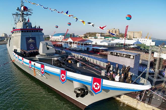 북한 노동당 기관지 노동신문이 2025년 4월 26일 보도한 최현급 신형 구축함 진수식 사진이다. (출처=뉴스1)