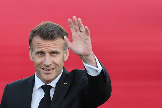 에마뉘엘 마크롱 프랑스 대통령이 2일 성남 서울공항에 도착해 손 흔들어 인사하고 있다. (사진=연합뉴스)