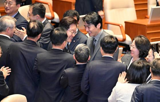 도열한 채 이재명 대통령을 맞이하는 더불어민주당 의원들〈사진=연합뉴스〉