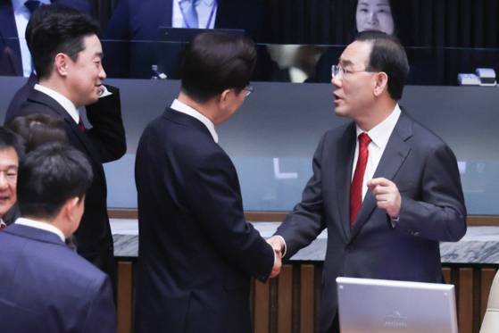 이재명 대통령과 대화하는 주호영 국민의힘 의원〈사진=연합뉴스〉