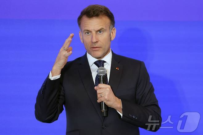 사진은 1일 에마뉘엘 마크롱 프랑스 대통령이 일본 도쿄의 '도쿄 이노베이션 베이스'(TIB)에서 연설하고 있는 모습. 2026.04.01 ⓒ AFP=뉴스1