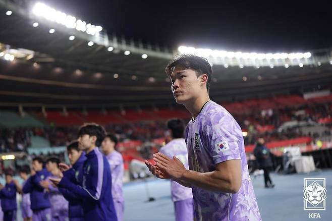 31일(현지시간) 오스트리아 빈 에른스트 하펠 스타디움에서 열린 한국 축구대표팀과 오스트리아의 평가전에서 오현규가 팬들에게 인사하고 있다.(대한축구협회 제공. 재판매 및 DB 금지) 2026.4.1 ⓒ 뉴스1