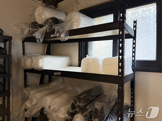 서울의 한 식당에서는 포장 용기가 부족해 창고 선반이 바닥을 드러내기 시작했다. ⓒ 뉴스1 신민경 기자