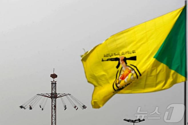 21일(현지시간) 이라크 바그다드에서 친(親)이란 시아파 무장단체 카타이브 헤즈볼라 깃발이 펄럭이고 있다. 2026.03.21. ⓒ AFP=뉴스1