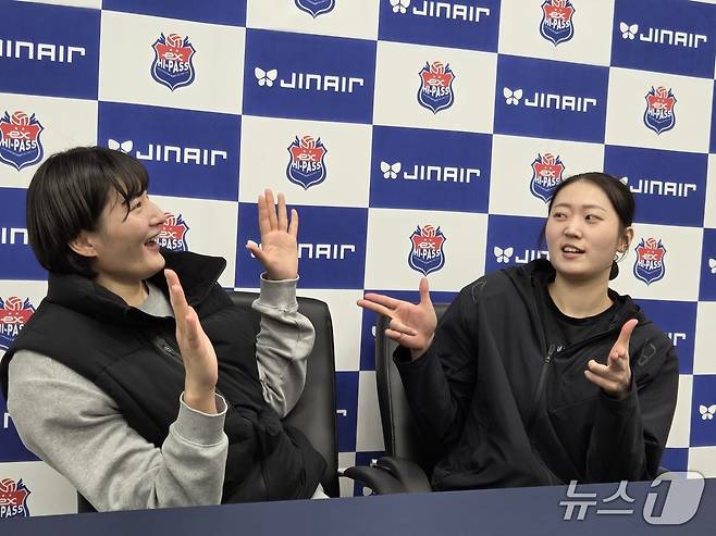 재미있는 표정으로 권총을 쏘는  권민지(오른쪽)와 이를 받아주는 최가은(왼쪽)ⓒ News1 안영준 기자