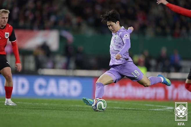 31일(현지시간) 오스트리아 빈 에른스트 하펠 스타디움에서 열린 한국 축구대표팀과 오스트리아의 평가전에서 이강인이 슈팅을 하고 있다.(대한축구협회 제공. 재판매 및 DB 금지) 2026.4.1 ⓒ 뉴스1