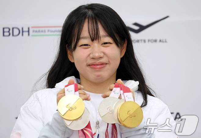 패럴림픽 2관왕 김윤지 선수가 26일 서울 송파구 출근하는 올림픽회관 신관 대한장애인 체육회에서 2026 밀라노·코르티나 동계패럴림픽대회 대한민국 선수단 MVP 기자회견을 하고 있다. 2026.3.26 ⓒ 뉴스1 김명섭 기자