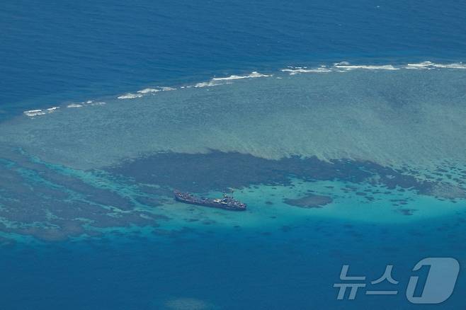 남중국해 스트래틀리 제도(중국명 난사군도) 내 산호초인 런아이자오(필리핀 명 아융인 영어명 세컨드 토마스). 2023.03.09 ⓒ 로이터=뉴스1