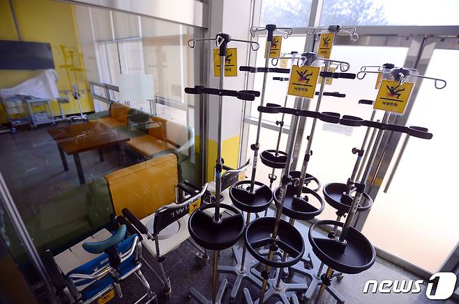 한 병원에 이동식 수액 걸이들이 한 곳에 모아져 있다. ⓒ 뉴스1 이승현 기자