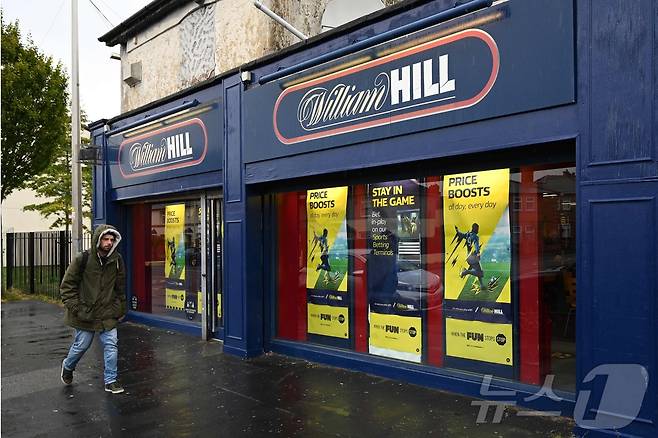 영국 북서부 버컨헤드에서 한 남성이 윌리엄 힐 카지노 매장 앞을 지나가고 있다. 2020.9.30. ⓒ 뉴스1 ⓒ AFP=뉴스1