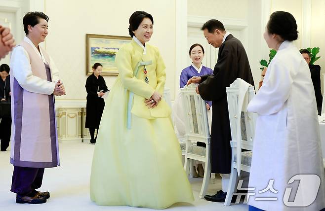 김혜경 여사가 2일 청와대에서 열린 한복생활 유네스코 등재추진단 차담회에서 참석자들과 인사를 나누고 있다. (청와대통신사진기자단) 2026.4.2 ⓒ 뉴스1 이재명 기자