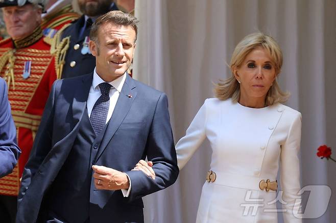 에마뉘엘 마크롱 프랑스 대통령과 아내 브리지트 여사, 2025.07.08. ⓒ AFP=뉴스1