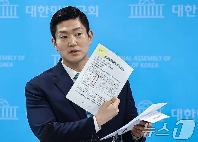 김재섭 국민의힘 의원이 지난 3월 31일 서울 여의도 소통관에서 정원오 더불어민주당 서울시장 예비후보 의혹 관련 기자회견 후 백브리핑을 하고 있다. 2026.3.31 ⓒ 뉴스1 김도우 기자