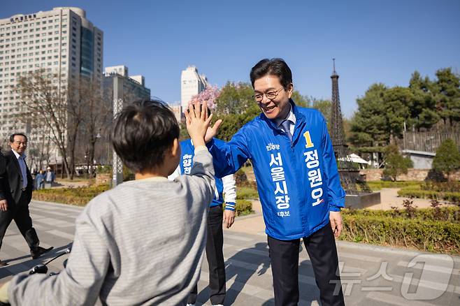 정원오 더불어민주당 서울시장 예비후보가 2일 서울 양천구 파리공원에서 시민들과 거리인사를 하고 있다. (정원오 캠프 제공. 재판매 및 DB 금지) 2026.4.2 ⓒ 뉴스1