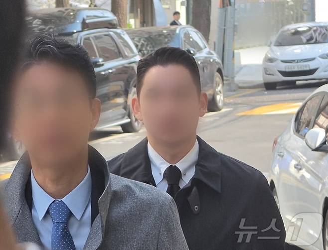 김병기 무소속 의원의 차남 김 모 씨(오른쪽)가 2일 오전 서울경찰청 마포청사에 소환조사를 받기위해 출석하고 있다. 김 씨는 부친 김 의원의 도움으로 숭실대 계약학과에 편입하고 가상자산 거래소 빗썸에 취업할 당시 특혜를 받은 의혹 등을 받는다. 2026.4.2 ⓒ 뉴스1 권준언 기자