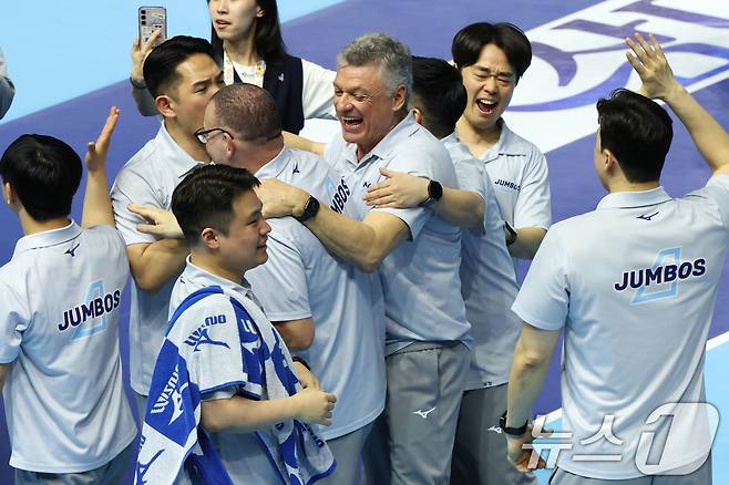 헤난 달 조토 대한항공 감독이 2일 오후 인천 계양체육관에서 열린 프로배구 2025-2026 V리그 남자부 챔피언 결정전 1차전 현대캐피탈과의 경기에서 세트스코어 3대 2로 승리를 거둔뒤 코치진과 기쁨을 나누고 있다. 2026.4.2 ⓒ 뉴스1 이광호 기자