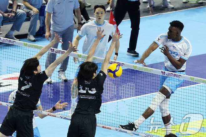 2일 오후 인천 계양체육관에서 열린 프로배구 2025-2026 V리그 남자부 챔피언 결정전 1차전 대한항공과 현대캐피탈의 경기, 대한항공 마쏘가 스파이크 공격을 하고 있다. 2026.4.2 ⓒ 뉴스1 이광호 기자