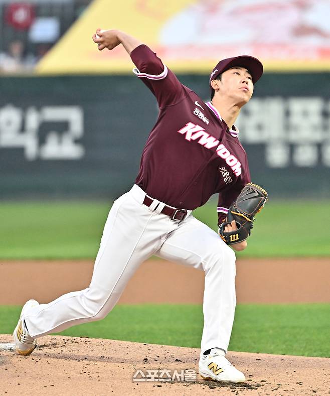 키움 배동현이 1일 문학구장에서 열린 2026 KBO리그 SSG와의 경기에 선발 등판해 힘차게 공을 던지고 있다. 문학 | 박진업 기자 upandup@sportsseoul.com