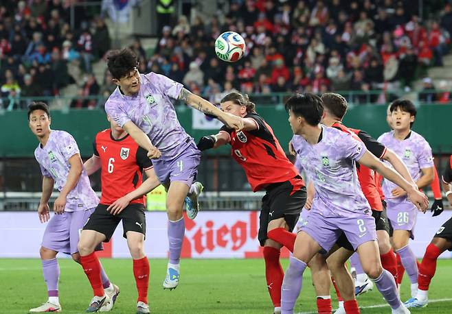 1일 오스트리아전에서 헤더를 시도하는 김민재. 빈 | 연합뉴스