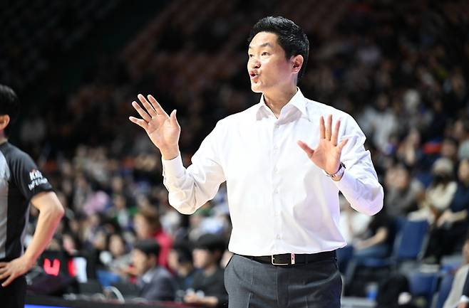 서울 SK 전희철 감독이 1일 부산 사직체육관에서 열린 2025~2026 LG전자 프로농구 정규리그 부산 KCC전에서 작전 지시하고 있다. 사진 | KBL