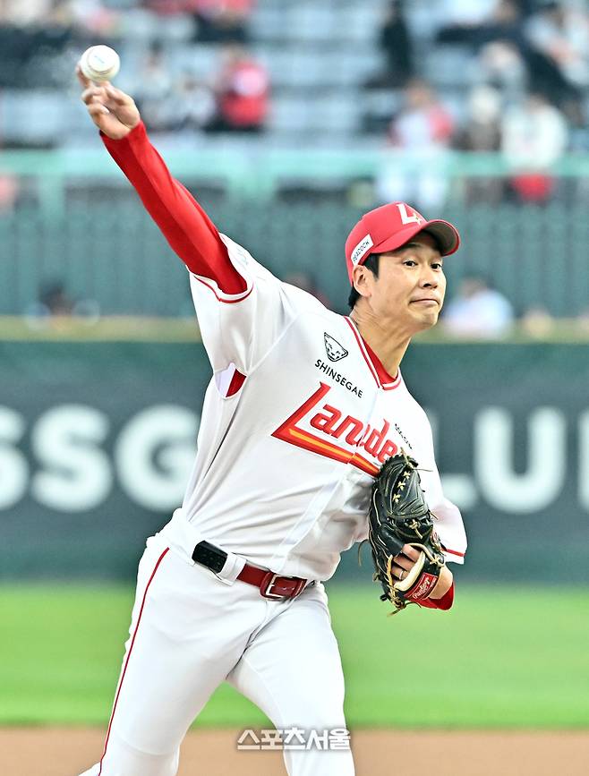 SSG 타케다가 1일 인천SSG랜더스필드에서 열린 2026 KBO리그 키움과 경기에 선발 등판해 힘차게 공을 던지고 있다. 문학 | 박진업 기자 upandup@sportsseoul.com