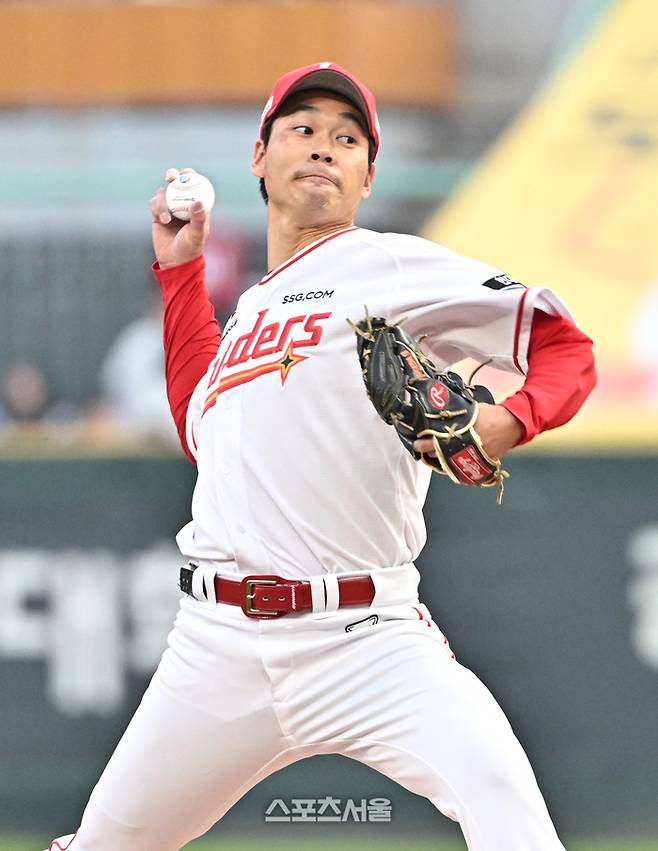 SSG 타케다가 1일 인천SSG랜더스필드에서 열린 2026 KBO리그 키움과 경기에 선발 등판해 힘차게 공을 던지고 있다. 문학 | 박진업 기자 upandup@sportsseoul.com
