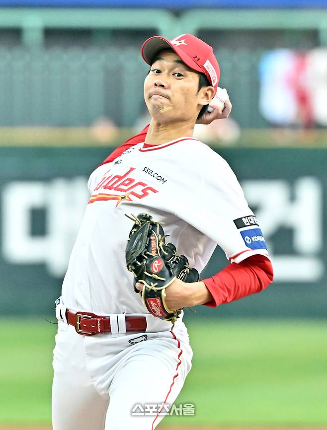 SSG 타케다가 1일 인천SSG랜더스필드에서 열린 2026 KBO리그 키움과 경기에 선발 등판해 힘차게 공을 던지고 있다. 문학 | 박진업 기자 upandup@sportsseoul.com