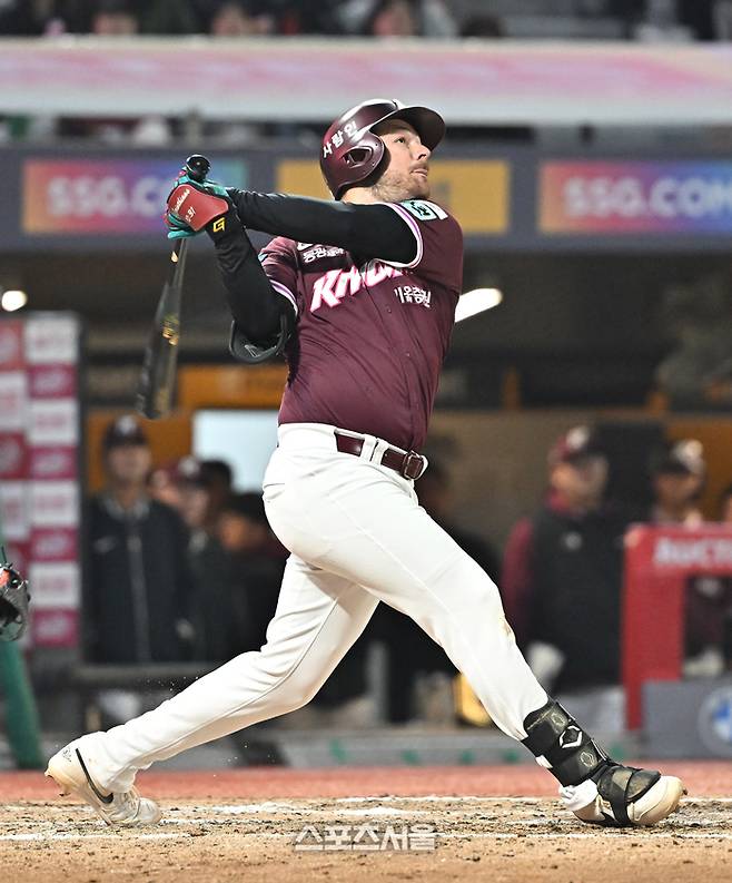 키움 브룩스가 1일 문학구장에서 열린 2026 KBO리그 SSG와의 경기에서 안타를 치고 있다. 문학 | 박진업 기자 upandup@sportsseoul.com