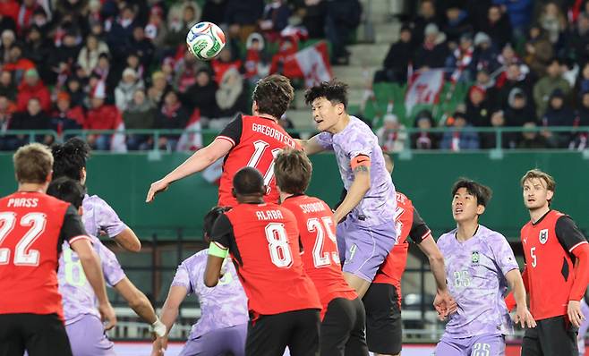 오스트리아전에서 공중볼 경합하는 김민재. 빈 | 연합뉴스