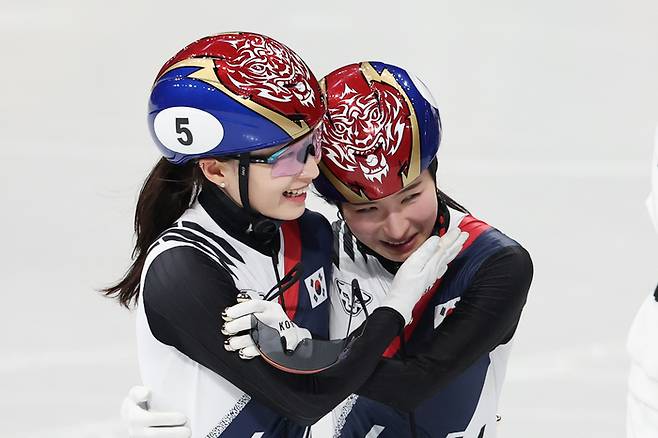 2026 밀라노·코르티나담페초 동계올림픽 쇼트트랙 여자 1500m 은메달을 딴 최민정(왼쪽)과 금메달을 딴 김길리. 사진 | 연합뉴스