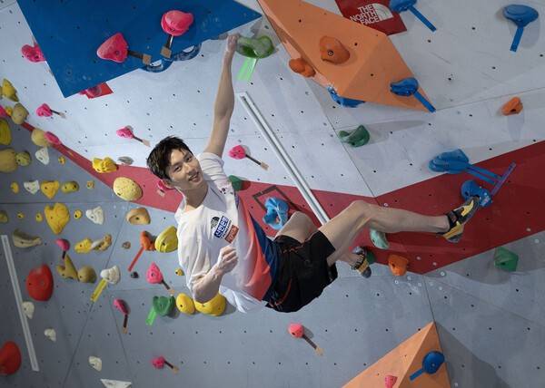 2일 노스페이스는 서울 중구 영원무역그룹 명동 사옥에서 스포츠클라이밍 국가대표 이도현 선수(23, 노스페이스 애슬리트팀)와 공식 후원 계약을 체결했다고 밝혔다. (한국 스포츠클라이밍 간판 이도현 선수가 선보이는 국가대표급 암벽등반). /사진=노스페이스