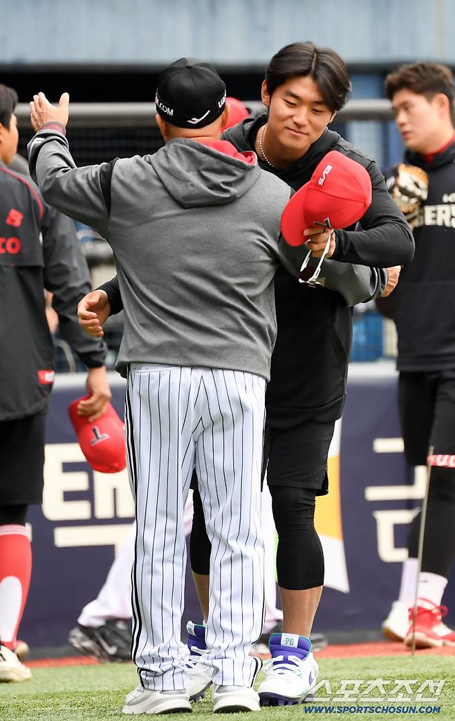 김용일 코치 따뜻한 품에 안긴 김도영.