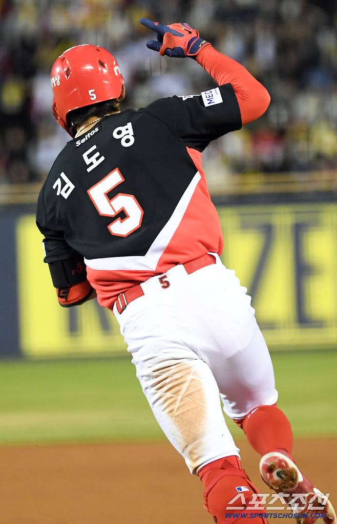 3루타 빠진 사이클링 히트를 기록한 김도영이 잠실 그라운드를 달렸다.