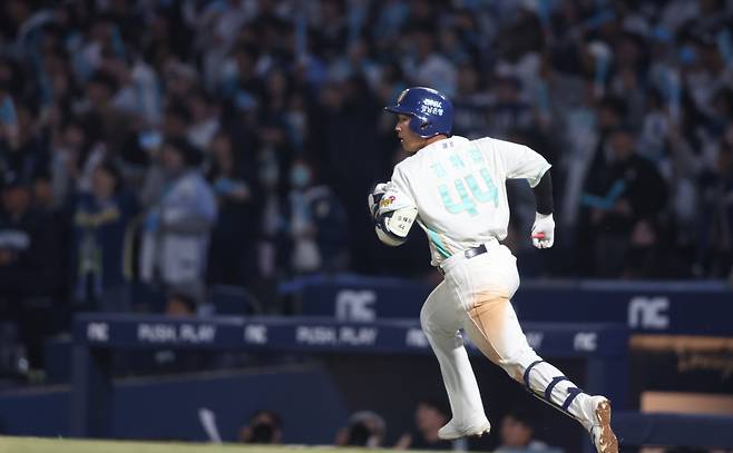 NC 김휘집 맹활약

    (창원=연합뉴스) 김동민 기자 = 31일 경남 창원NC파크에서 열린 프로야구 2026 KBO리그 롯데 자이언츠와 NC 다이노스의 경기. 7회 말 1사 2·3루 상황 김휘집이 안타를 치고 달리고 있다. 2026.3.31

    image@yna.co.kr

(끝)





<저작권자(c) 연합뉴스, 무단 전재-재배포, AI 학습 및 활용 금지>