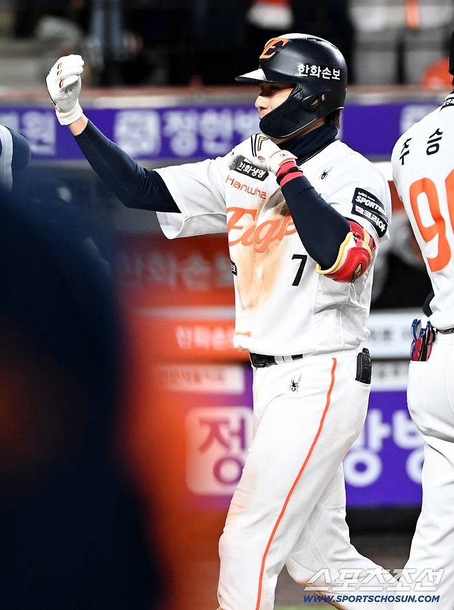 1일 대전한화생명볼파크에서 열린 KT와 한화의 경기. 8회말 2사 1,2루 한화 심우준이 동점 3점홈런을 치고 환호하고 있다. 대전=허상욱 기자wook@sportschosun.com/2026.04.01/