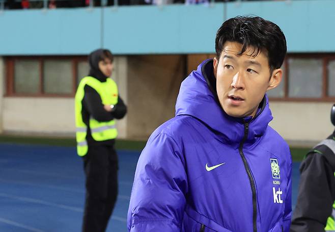 뒤돌아보는 손흥민

    (빈[오스트리아]=연합뉴스) 최재구 기자 = 31일(현지시간) 오스트리아 빈 에른스트 하펠 스타디움에서 열린 한국 축구 국가대표팀과 오스트리아의 평가전에서 경기에 패한 한국팀의 주장 손흥민이 퇴장하며 경기장을 돌아보고 있다. 2026.4.1