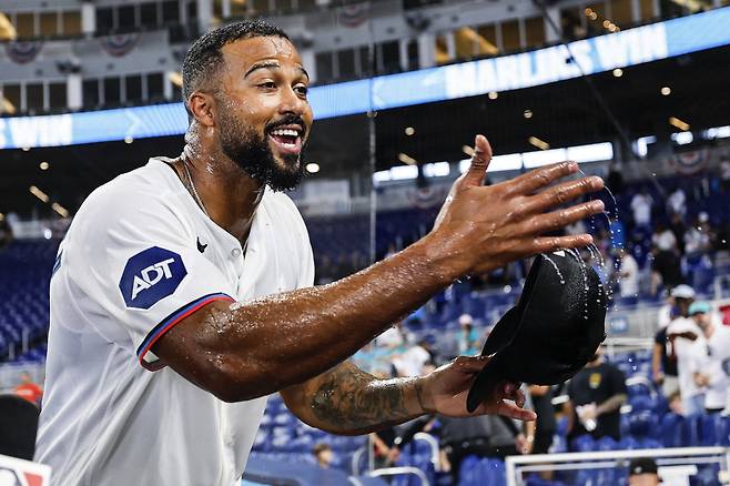 샌디 알칸타라가 완봉승을 거둔 직후 동료들의 음료 세례를 받으며 기뻐하고 있다. AFP연합뉴스