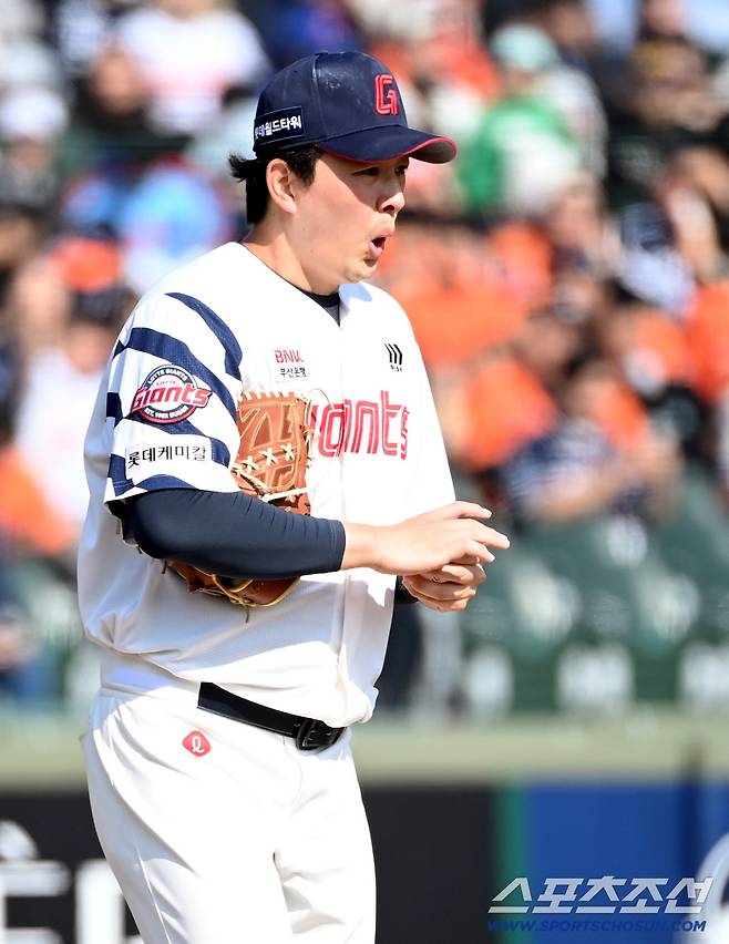 21일 부산 사직야구장에서 열린 한화와 롯데의 시범경기. 7회초 롯데 김원중이 마운드에 올라 투구를 이어가고 있다. 부산=허상욱 기자wook@sportschosun.com/2026.03.21/