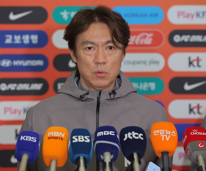 귀국 후 기자회견하는 홍명보 감독

    (영종도=연합뉴스) 류영석 기자 = 2026 북중미 월드컵을 앞두고 유럽에서 A매치 2연전을 치른 축구 국가대표팀 홍명보 감독이 2일 인천국제공항 제2여객터미널을 통해 귀국해 취재진 질문에 답변하고 있다. 2026.4.2

    ondol@yna.co.kr

(끝)





<저작권자(c) 연합뉴스, 무단 전재-재배포, AI 학습 및 활용 금지>