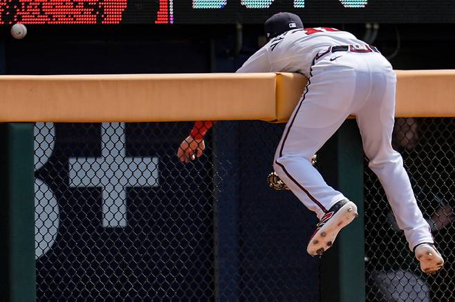 애슬레틱스 셰이 랭걸리어스가 4회초 날린 좌월 솔로홈런을 애틀랜타 좌익수 마이크 야스트렘스키가 잡으려고 쫓아가다 펜스에 걸친 채 공만 바라보고 있다. AP연합뉴스