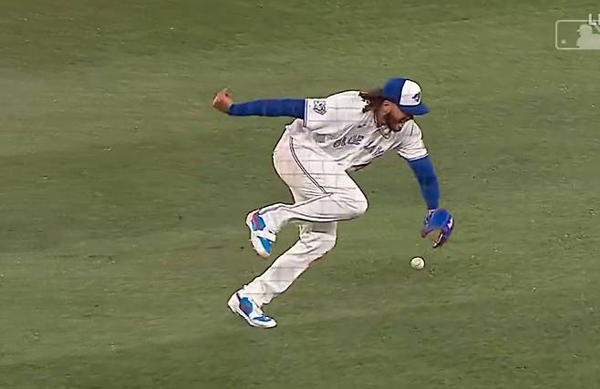 폰세가 땅볼 수비 도중 무릎 부상을 당하는 장면. 사진=MLB.TV 중계 화면 캡쳐