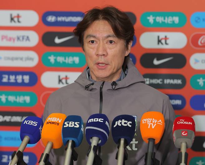 귀국 후 기자회견하는 홍명보 감독

    (영종도=연합뉴스) 류영석 기자 = 2026 북중미 월드컵을 앞두고 유럽에서 A매치 2연전을 치른 축구 국가대표팀 홍명보 감독이 2일 인천국제공항 제2여객터미널을 통해 귀국해 취재진 질문에 답변하고 있다. 2026.4.2

    ondol@yna.co.kr

(끝)





<저작권자(c) 연합뉴스, 무단 전재-재배포, AI 학습 및 활용 금지>