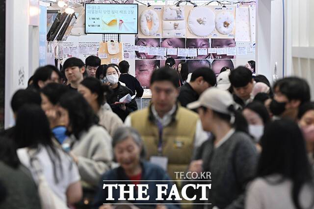 제49회 베페 베이비페어가 2일 오전 서울 강남구 코엑스에서 개막한 가운데 전시장은 관람객들로 붐비고 있다. /김성렬 기자