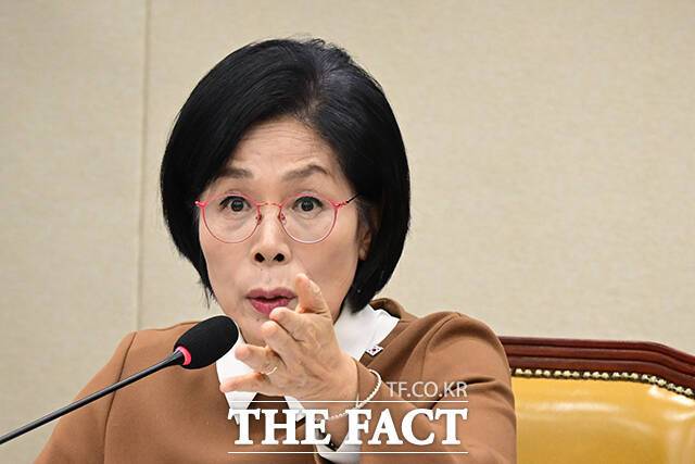 최민희 더불어민주당 의원은 2일 6·3 지방선거 남양주시장 당내 경선이 과열되고 있는 것과 관련해 "김한정 남양주시장 예비후보(이하 후보)를 공천 배제(컷오프)시키는데 협조하라는 압박을 받았다"고 주장했다. /국회=남윤호 기자