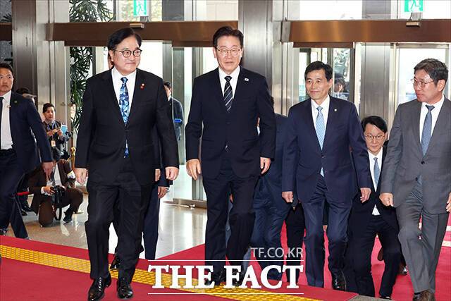 추경안 시정연설 위해 국회 방문한 이재명 대통령(가운데). /국회사진기자단