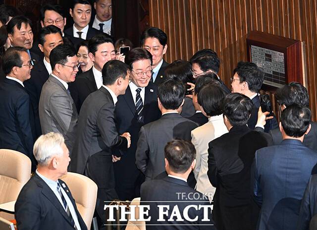 이재명 대통령이 2일 오후 서울 여의도 국회에서 중동 전쟁 대응 등을 위한 추가경정예산안에 대한 시정연설을 마친 뒤 본회의장을 나서고 있다. /국회=배정한 기자